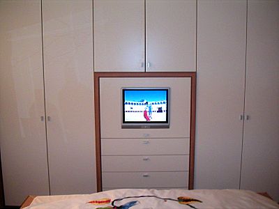 Möbel und Medien-Technik auch im Schlafzimmer